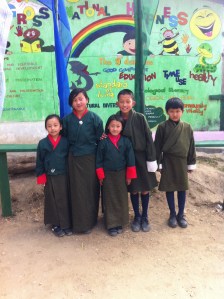 Bhutanilaisia oppilaita koulupuvuissaan, koulun pihalla Parossa.